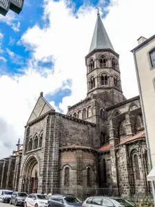 Bell tower and south portal of Saint Amable basilica (© J.E)