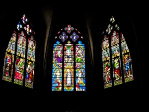 Stained glass windows of the apse of Notre-Dame du Marthuret (© J.E)