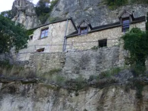 Häuser angrenzend an den Felsen von Rocamadour