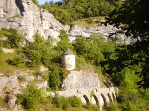 Abbastanza piccola colombaia vista dall'altra parte della roccia di Rocamadour