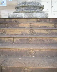 Particolare della scalinata della chiesa di Notre-Dame-en-her-Natività