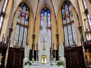 Altar-mor, retábulo e vitrais na abside (© JE)