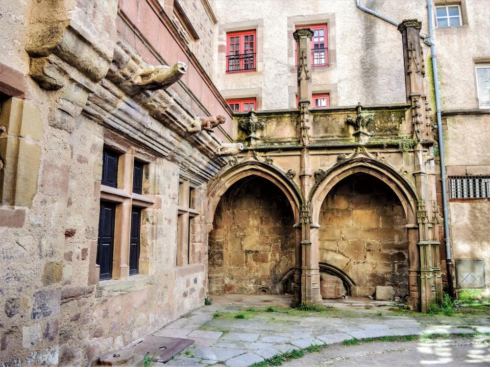 Rodez - Renaissance courtyard house with sculptures (© J.E)