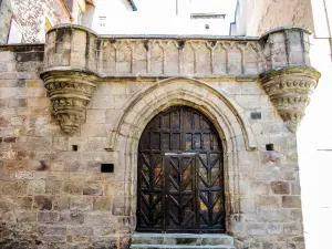 Fachada e portal da casa canônica (© J.E.)