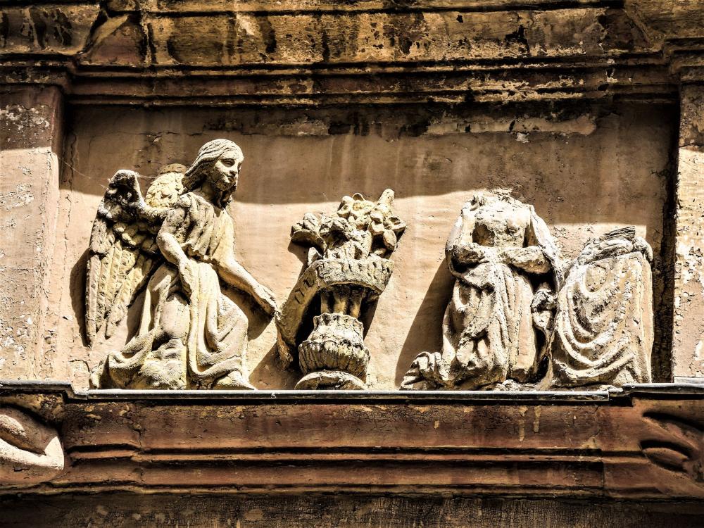 Rodez - Frieze of the Annunciation, on the house called Armagnac (© J.E)