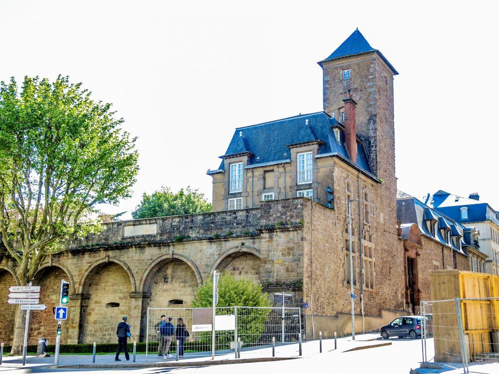 Rodez - Tower house near the cathedral (© J.E)