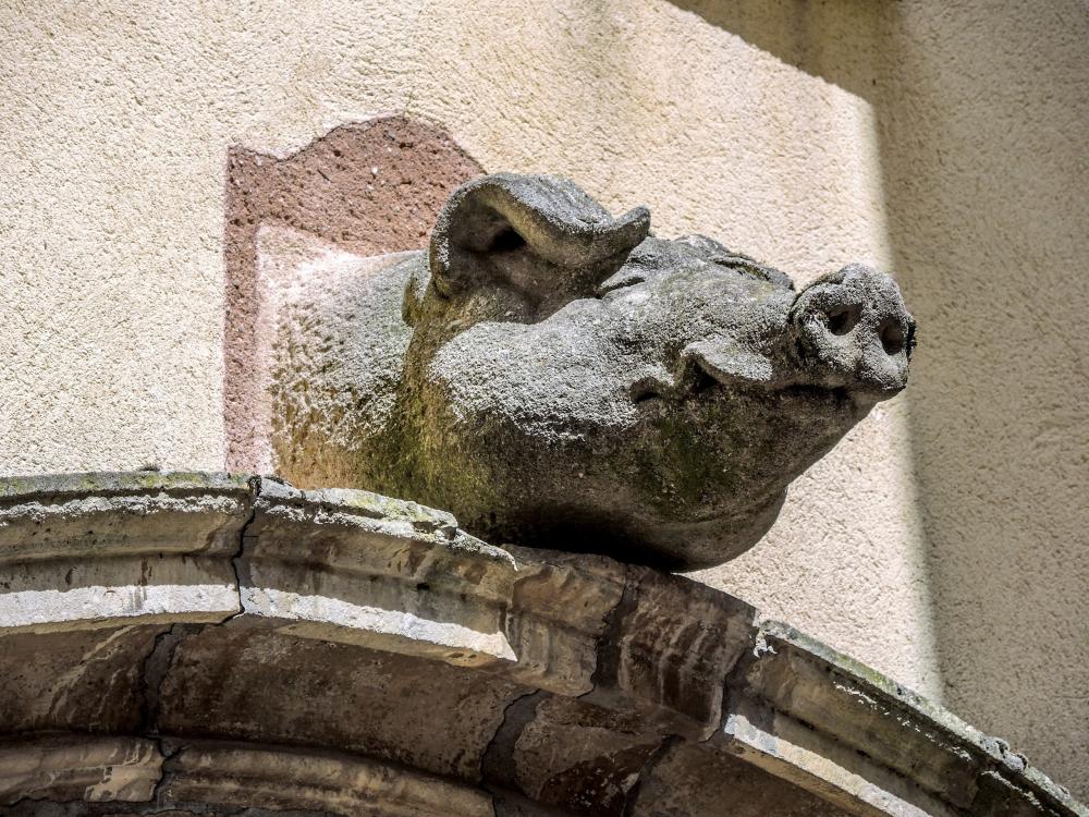 Rodez - Sculpture, above a door housing (© J.E)