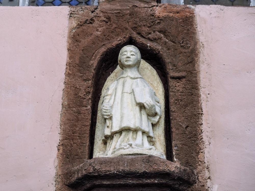 Rodez - Sculpture in a wall recess (© J.E)