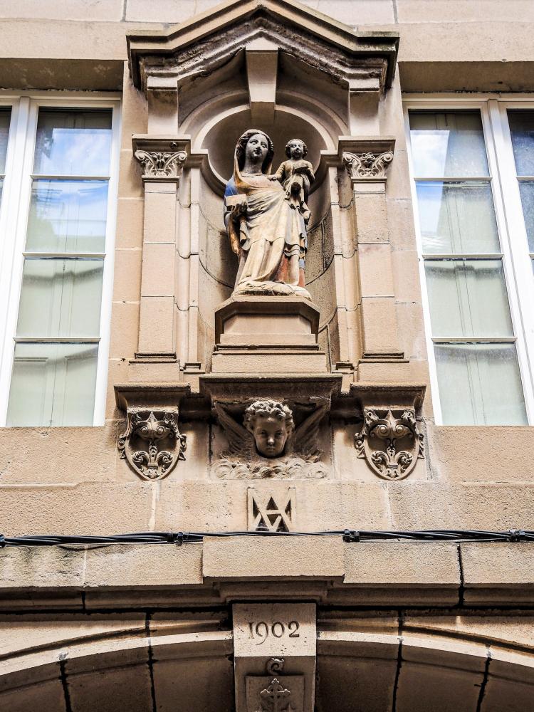 Rodez - Madonna with Child and lintel dated 1902 (© J.E)
