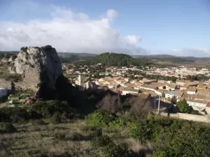 Le rovine del castello che domina il borgo