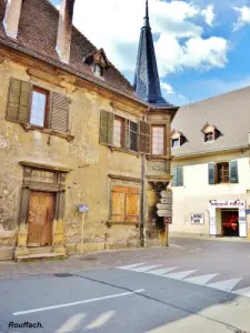 Old house with oriel and turret (© Jean Espirat)