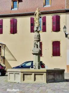 Fountain on a square (© Jean Espirat)