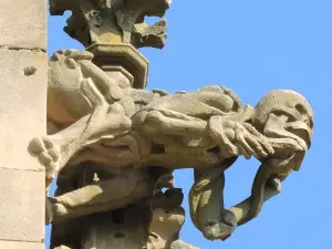 Statue on the north facade of the church (© J.E)