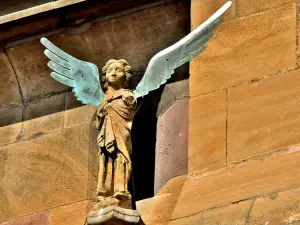 Angel on the west facade of the church (© J.E)