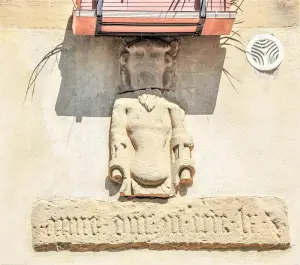 Sculpture over a door of an Isenbourg castle dependency (© J.E)