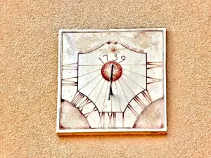 Sundial against the wall of a house (© J.E)