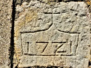 Dated stone, in the south wall of the church (© J.E)