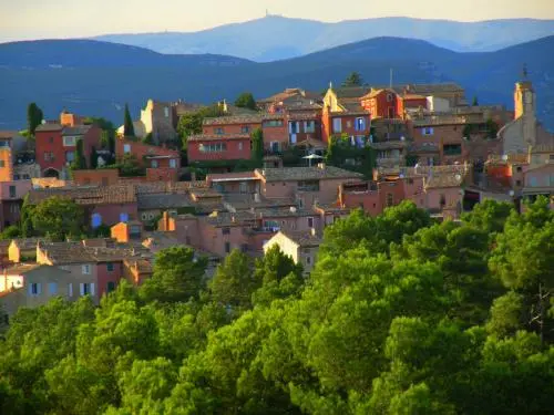 Le village et le mont Ventoux en arrière-plan