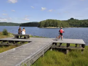 Lac de Vassivière, sentier de rives, 30 km (© J M Péricat)