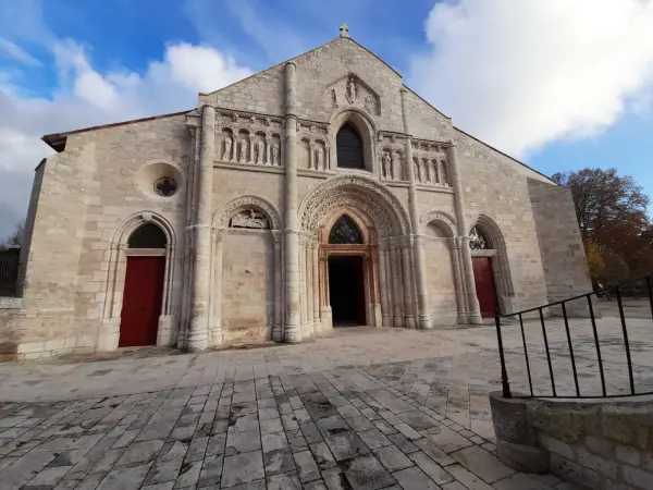 Église Saint-André - Monument à Ruffec