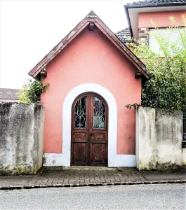 Antiga capela, em frente à igreja (© JE)