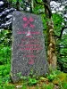 Stele- indicative, at the entrance to the Saint Mont site (© JE)