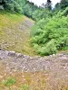 Steinhaufen und Schlucht, Westseite der Pont des Fées (© JE)