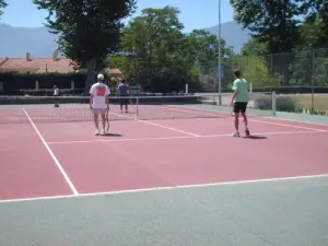 tennis met uitzicht op de Alberes