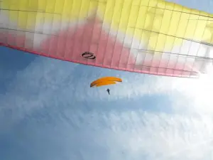 Paragliding uit de rots van Anglars