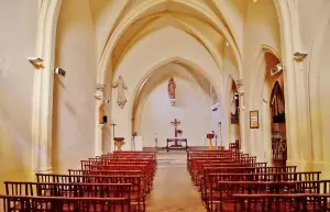 Het interieur van de Saint-Baudile-kerk