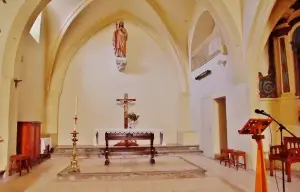 Het interieur van de Saint-Baudile-kerk