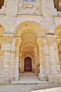 A torre alpendre da Abadia de Fleury