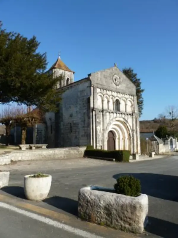 Igreja de Saint-Césaire - Monumento em Saint-Césaire