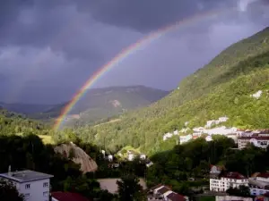 cielo Arco iris sobre el valle