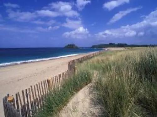 Beach of the Guesclin - Leisure centre in Saint-Coulomb