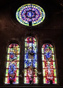 サン・マルタン教会の内部 - バラ窓と北翼廊のステンドグラスの窓 (© JE)