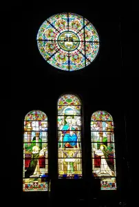 サンマルタン教会の内部 - 南翼廊のバラ窓とステンドグラスの窓 (© JE)