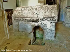 Real tumba de San Dizier - Pierre des Fous (© E.J)