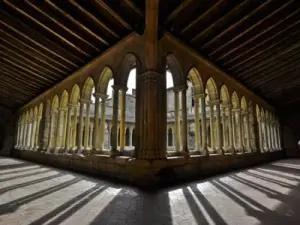 Le cloître de l'église collégiale