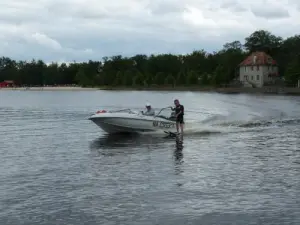 Entre las actividades del verano, baby water skiing