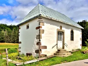 Sainte-Claire-kapel, bij de ingang van het gehucht Saint-Romary (© JE)