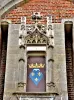 Escudo de armas sobre la puerta de entrada al castillo (© J.E)