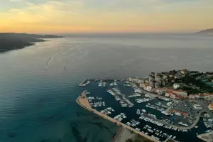 Hafen von Saint-Florent vom Himmel aus gesehen