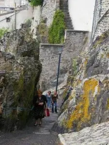 La Main de Saint-Flour - Passage dans le rocher