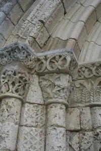 Detalhe arquitetônico da igreja românica de Saint-Georges-d'Oléron