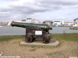 港の入り口にある24インチの英国銃、1747
