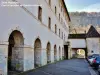 Saint-Hippolyte - Cour et arcades de l'ancien couvent (© Jean Espirat)
