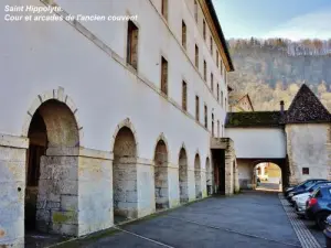 Cour et arcades de l'ancien couvent (© Jean Espirat)