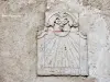 Saint-Hippolyte - Cadran solaire sur un mur de la collégiale (© Jean Espirat)