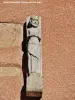 Saint-Hippolyte - Sculpture contre un mur (© Jean Espirat)
